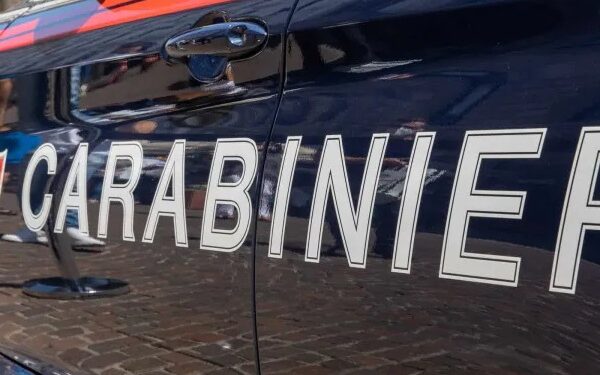 Homem mata a irmã a facadas e faz videochamada para a mãe após crime