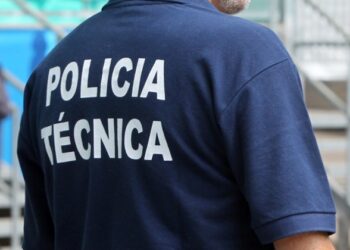 Casal é achado morto em carro dentro de estacionamento de mercado