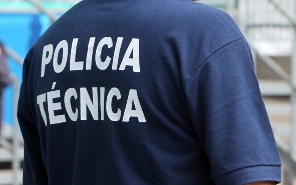 Casal é achado morto em carro dentro de estacionamento de mercado