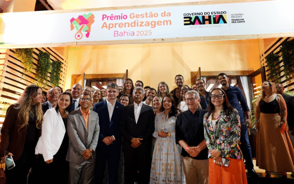 Governo da Bahia premia 448 colégios por excelência no ensino de português e matemática