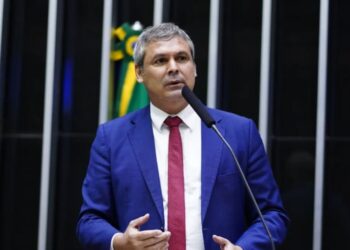 Líder do PT pede ao STF perda do mandato de Eduardo Bolsonaro por faltas