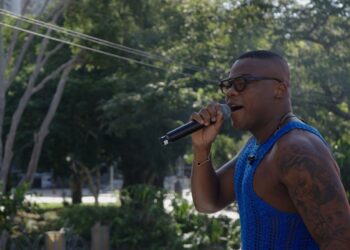 Escandurras arrasta multidão na Caminhada do Samba: “Ainda estou em êxtase”