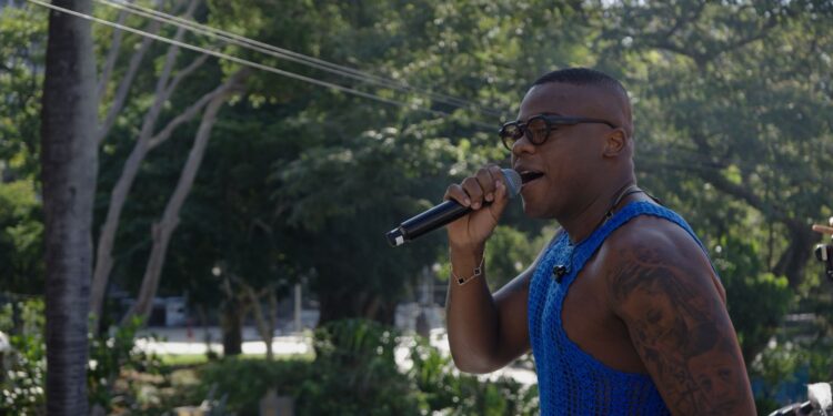 Escandurras arrasta multidão na Caminhada do Samba: “Ainda estou em êxtase”