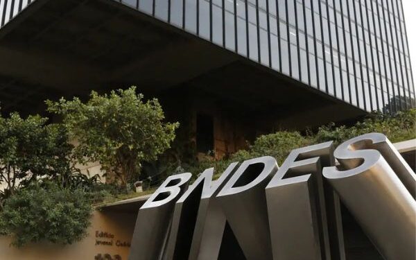 Governo libera R$ 6 bilhões do BNDES para linha de crédito para compra de caminhões