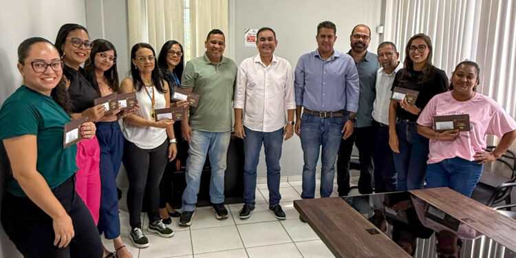 Alagoinhas: Em ação inédita, Gestão Municipal inicia entrega do Auxílio Natalino aos servidores