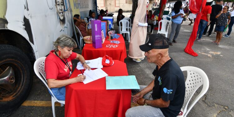 Alagoinhas inicia ações do Dezembro Vermelho com testagem rápida e vacinação no centro da cidade