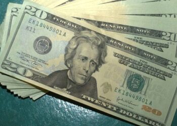 Dólar abre em baixa após dados da atividade econômica do Brasil virem abaixo do esperado