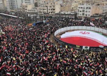 Sob bombas, multidões vão às ruas no Irã em apoio aos palestinos