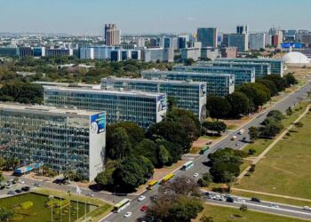 Lei reestrutura carreiras no Executivo e cria mais de 24 mil cargos