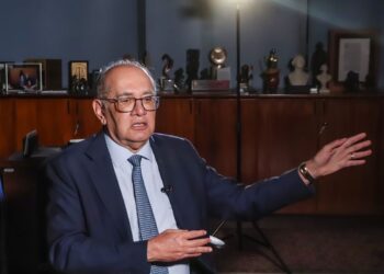 Moraes e Gilmar criticam vazamento de conversas do celular de Vorcaro