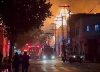 Incêndio de grandes proporções atinge fábrica no Brás, em São Paulo