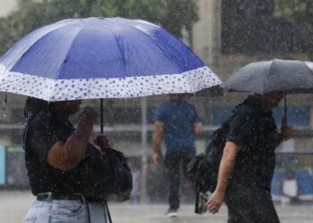 Semana começa com alerta laranja de chuvas intensas em 17 estados