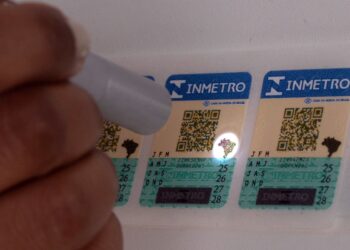 Selos antigos do Inmetro para capacete, extintor e GNV vencem em março