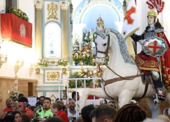 Fiéis se concentram no centro do Rio para celebrar dia de São Jorge