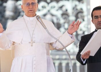 Papa pede fim da guerra, enquanto EUA e Irã negociam paz