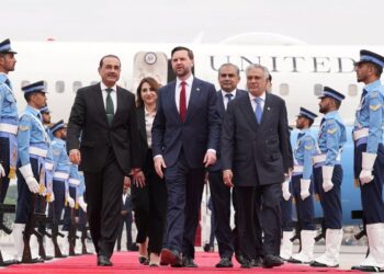 Sem acordo de paz entre EUA e Irã, Trump promete fechar Ormuz