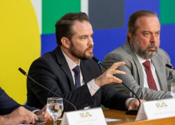 Governo eleva imposto do cigarro para bancar querosene e biodiesel