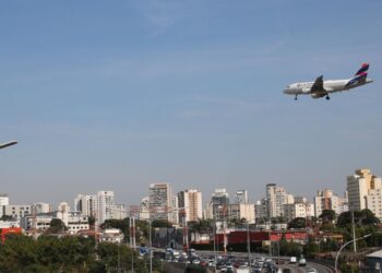 Empresas aéreas terão linha de crédito para enfrentar alta de custos