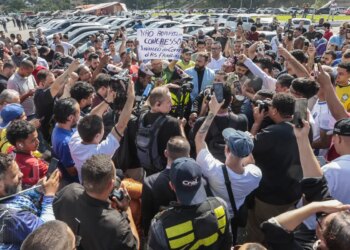 Motoristas protestam contra regulamentação do serviço por aplicativo