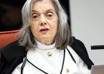 Carmen Lúcia vota para condenar Eduardo Bolsonaro por difamação