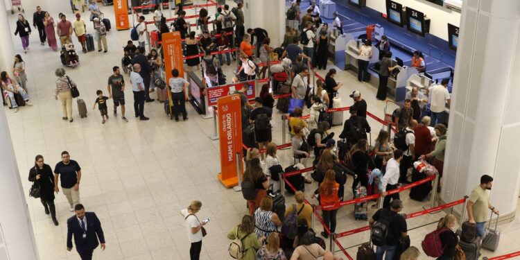 Cade investiga possível alinhamento de preços entre Latam e Gol