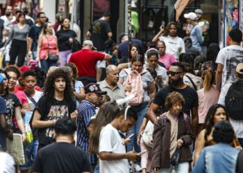 População no Brasil cresce em ritmo menor e está envelhecendo