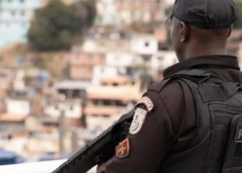 PM apreende três toneladas de drogas, fuzis e pistolas na Maré