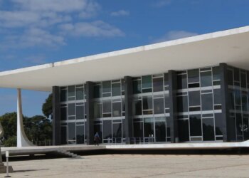 Defesa pede autorização do STF para que Bolsonaro possa operar ombro