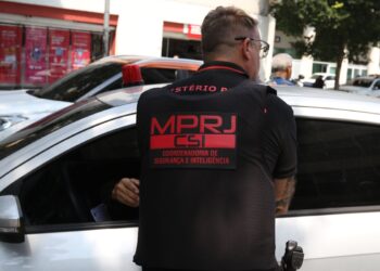 PMs do Rio são denunciados por desviar armas apreendidas em operações