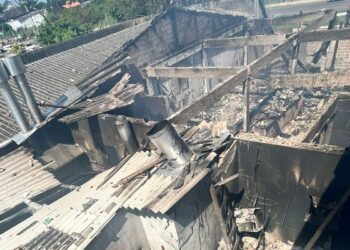 Avião de pequeno porte cai em Capão da Canoa sobre restaurante