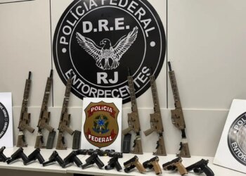 Em duas ações na Via Dutra, PF apreende 10 fuzis e 12 pistolas