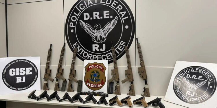 Em duas ações na Via Dutra, PF apreende 10 fuzis e 12 pistolas