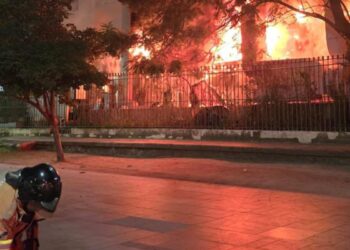 Princípio de incêndio atinge restaurante em edifício histórico do Rio