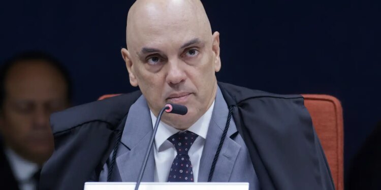 Moraes pede parecer da PGR sobre incluir Jair e Flávio em inquérito