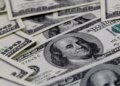 Dólar cai para R$ 4,98, e bolsa sobe em dia de alívio