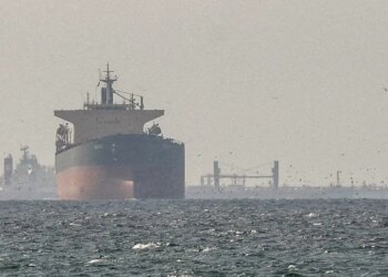 Irã nega passagem de navios dos EUA por Ormuz e petróleo dispara