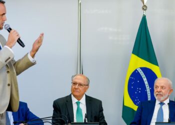 Lula assina MP e zera "taxa das blusinhas"