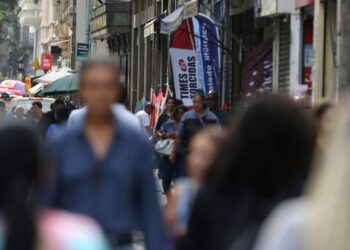 Taxa de desemprego de pretos é 55% maior que a de brancos, revela IBGE