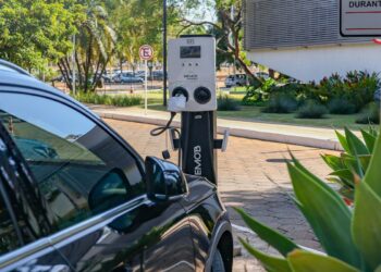 Governo mantém elevação de tarifas a carro elétrico e renova cota zero
