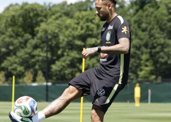 Neymar volta a treinar com a seleção a 2 dias do jogo contra o Haiti