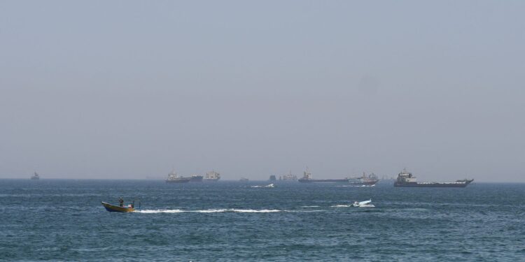 EUA lançam novos ataques ao Irã; forças iranianas fecham Ormuz