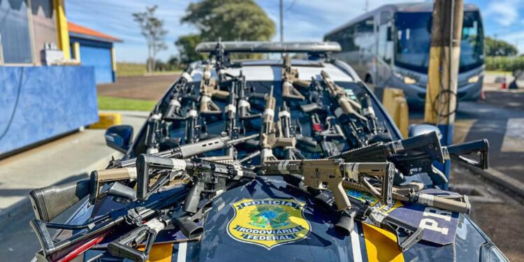 PRF apreende 26 fuzis durante abordagem a caminhão no Paraná