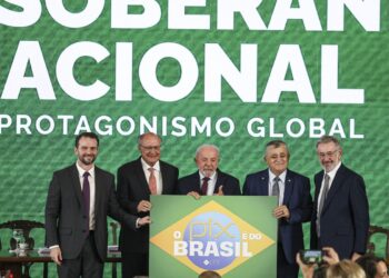 "Brasil não abaixa a cabeça", diz Durigan ao defender soberania e Pix