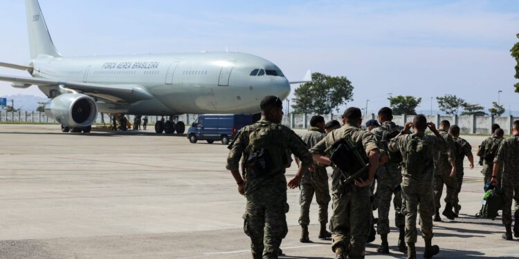 FAB envia militares e 18 toneladas de medicamentos para a Venezuela