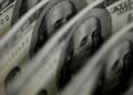 Dólar sobe para R$ 5,11, e bolsa fica estável, apesar de tensão global