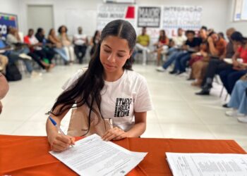 Prefeitura de Alagoinhas dá posse a 37 profissionais aprovados no REDA
