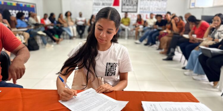Prefeitura de Alagoinhas dá posse a 37 profissionais aprovados no REDA