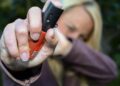 Mulheres podem comprar e usar spray de pimenta para defesa pessoal