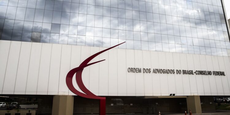OAB pede que STF autorize comunicação entre Flávio e Jair Bolsonaro