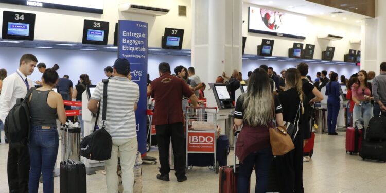 Setor de serviços cai 0,4% em maio por recuo na área de transportes